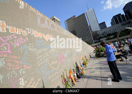 Le 22 août 2012 - Toronto, Canada - un mémorial qui a eu lieu sur le premier anniversaire de l'ancien chef du NPD Jack Layton au Nathan Phillips Square à l'extérieur de l'Hôtel de Ville de Toronto couverts avec des messages à la craie sur le mur et sol. (DCP/N8N) Banque D'Images