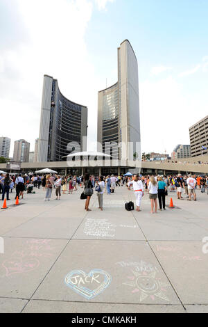 Le 22 août 2012 - Toronto, Canada - un mémorial qui a eu lieu sur le premier anniversaire de l'ancien chef du NPD Jack Layton au Nathan Phillips Square à l'extérieur de l'Hôtel de Ville de Toronto couverts avec des messages à la craie sur le mur et sol. (DCP/N8N) Banque D'Images