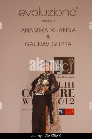 9 août 2012, New Delhi, Inde - Anamika Khanna création lors de la Delhi Couture Semaine, 2012 Banque D'Images