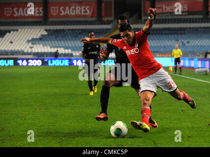 Le Benfica joueur argentin Enzo Perez rivalise pour la balle avec Academica humains au cours de la Liga Sagres portugaise match de football entre Academica et Benfica Banque D'Images