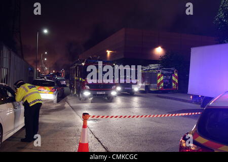 Dagenham, UK. 1er novembre 2013. Environ 120 pompiers de partout Londres s'attaquer à un incendie majeur dans un Dagenham casse quelques heures avant une grève nationale appelée par l'Union européenne de lutte contre l'Incendie commence. Suite à un communiqué de presse par la London Fire Brigade qui a déclaré un rappel au travail avaient été imposées les équipes de pompiers ont quitté les lieux peu après et a entamé une action de grève jusqu'à 11:00 pm et est retourné à l'incendie. Credit : Hot Shots/Alamy Live News Banque D'Images