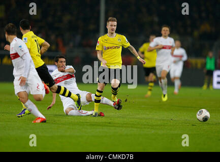 Fussball, Dortmund, Allemagne , 1. Bundesliga , 11. Spieltag, Borussia Dortmund (BVB) - VFB Stuttgart (VFB) 6-1 im parc Signal Iduna en Dortmund am 01. 11. 2013 Marco REUS (BVB) re.- überläuft Karim HAGGUI (VFB) 3.v.li.- Foto : Norbert Schmidt Banque D'Images