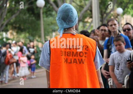 Sydney, Australie. 2 novembre 2013. Un maréchal garde un œil sur les gens attendent dans Hyde Park pour le début de la Sydney Zombie Walk. Crédit : Copyright 2013 Richard Milnes/Alamy Live News. Banque D'Images