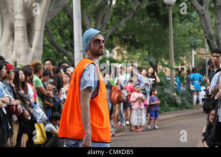 Sydney, Australie. 2 novembre 2013. Un maréchal garde un œil sur les gens attendent dans Hyde Park pour le début de la Sydney Zombie Walk. Crédit : Copyright 2013 Richard Milnes/Alamy Live News. Banque D'Images