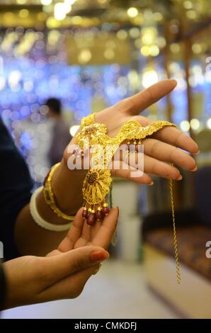 Kolkata, Inde. Le 1 novembre, 2013 - Les gens d'acheter des bijoux d'or sur le Diwali festival appelé Dhanteras, le 1 novembre, 2013.Photo : Sonali Pal Chaudhury/NurPhoto (crédit Image : © Sonali Pal/NurPhoto ZUMAPRESS.com)/Chaudhury Banque D'Images