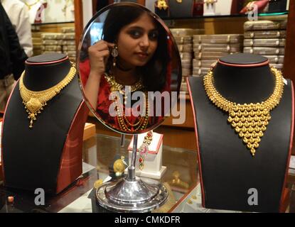 Kolkata, Inde. Le 1 novembre, 2013 - Les gens d'acheter des bijoux d'or sur le Diwali festival appelé Dhanteras, le 1 novembre, 2013.Photo : Sonali Pal Chaudhury/NurPhoto (crédit Image : © Sonali Pal/NurPhoto ZUMAPRESS.com)/Chaudhury Banque D'Images