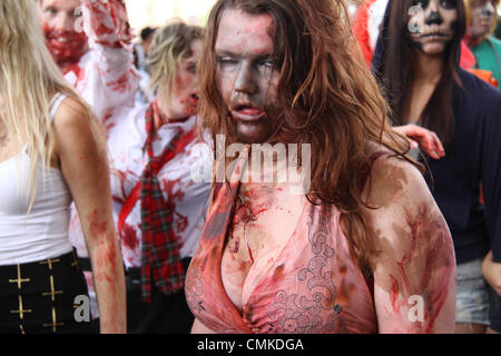 Sydney, Australie. 2 novembre 2013. Le Sydney Zombie Walk définit au large de Hyde Park pour recueillir des fonds pour la fondation du cerveau. Crédit : Copyright 2013 Richard Milnes/Alamy Live News. Banque D'Images