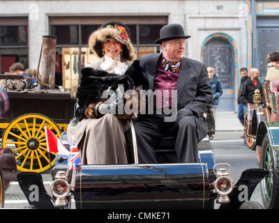 Londres, Royaume-Uni. 2 novembre 2013. Conducteur et passager voiture vétéran à Regents Park Motor Show de Londres UK 03/11/2013 Credit : Cabanel/Alamy Live News Banque D'Images