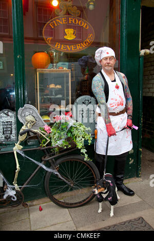 Bonne nourriture et boissons à Whitby, dans le Yorkshire, UK 2 Octobre, 2013. Une cuisine raffinée et des boissons avec Trevor Thomas comme un boucher de Manchester au the UK'S Biggest Goth & Alternative de semaine. Whitby. Goths, romantiques et fans macabre sont passées sur la maures pour le Whitby Goth Week-end, ce qui est devenu leur foyer spirituel. Ainsi que des Goths, il y a des Punks, steampunks, Demos, Bikers, Groupe et toutes sortes de personnages étranges et merveilleux, l'Halloween a été fondée par Jo Hampshire en 1994, cet événement bi-annuel organisé au printemps et à la fin de l'automne. Banque D'Images