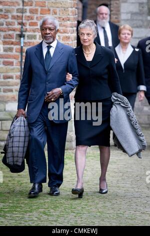 Delft, Pays-Bas, pour le Mémorial du Prince Friso. 09Th Nov, 2013. L'ancien secrétaire général des Nations Unies Kofi Annan et sa femme Nane Lagergren Maria arrivent à la Vieille Église de Delft, aux Pays-Bas, pour le Mémorial du Prince Friso, 02 novembre 2013. Le Prince Friso a subi de graves dommages au cerveau en février 2012 après l'accident de ski dans la station de ski de Lech. Il mourut âgé de 44 ans le 12 août 2013. Photo : Patrick van Katwijk / Pays-Bas et France/dpa/Alamy Live News Banque D'Images