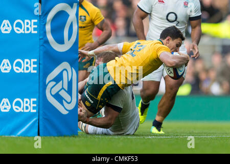 Londres, Royaume-Uni. 09Th Nov, 2013. Matt TOOMUA centre Australie marque l'ouverture d'essayer au cours de l'International Rugby Union match entre l'Angleterre et l'Australie : L'action de crédit de Twickenham Plus Sport/Alamy Live News Banque D'Images