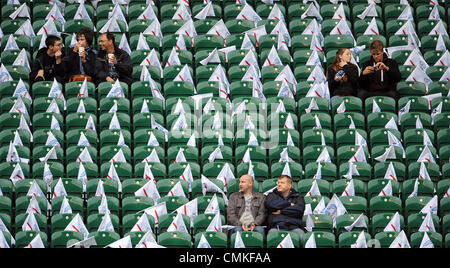 Des fans de l'Angleterre et drapeaux sur sièges ANGLETERRE V AUSTRALIE ANGLETERRE LONDRES TWICKENHAM 02 Novembre 2013 Banque D'Images