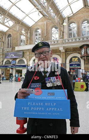 London, UK.2e novembre 2013. Un ancien combattant de la collection pour l'appel de pavot sur Charing Cross gare à Londres. Credit : Keith Larby/Alamy Live News Banque D'Images