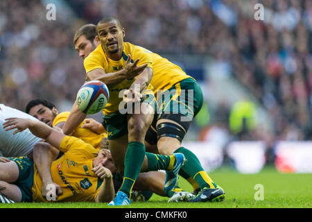 Londres, Royaume-Uni. 09Th Nov, 2013. L'Australie sera scrumhalf GENIA obtient le ballon au cours de l'International Rugby Union match entre l'Angleterre et l'Australie : L'action de crédit de Twickenham Plus Sport/Alamy Live News Banque D'Images