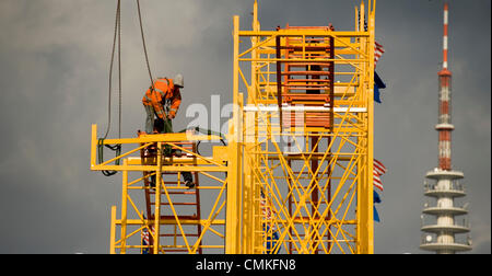 Hambourg, Allemagne. 30Th Oct, 2013. Deux hommes travaillent sur le châssis d'une montagne russe pour l'Hamburger Dom juste sur l'Heiligengeistfeld à Hambourg, Allemagne, 30 octobre 2013. Le 684e Hamburger Dom aura lieu du 08 novembre au 08 décembre de cette année. Photo : Pauline Willrodt/dpa/Alamy Live News Banque D'Images