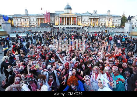 Londres, Royaume-Uni. 2 novembre 2013. Les participants déguisés en zombies à Trafalgar Square pour la Zombie Walk 2013 Londres, Londres, Angleterre célébrer Halloween et toutes choses Zombie Crédit : Paul Brown/Alamy Live News Banque D'Images