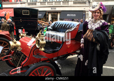 Les participants au Royal Automobile Club's London to Brighton Veteran Rallye automobile assemblage à Regent Street à la veille de l'événement. Banque D'Images