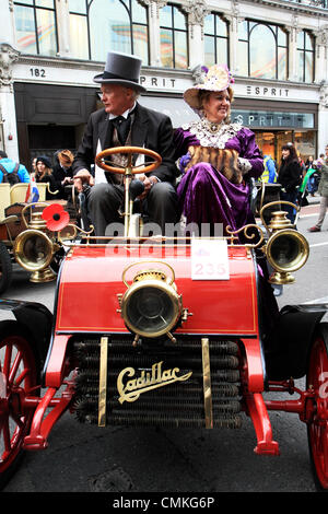 Les participants au Royal Automobile Club's London to Brighton Veteran Rallye automobile assemblage à Regent Street à la veille de l'événement. Banque D'Images