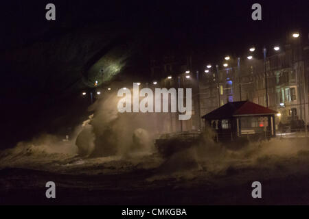 Aberystwyth, Pays de Galles, Royaume-Uni, 2 novembre 2013. Alors que la nuit tire-dans, coups de vent et une très grosse mer livre le Cardigan Bay ville balnéaire d'Aberystwyth, sur le milieu de la côte du Pays de Galles. La promenade de la pâte des vagues à marée haute. Credit : atgof.co/Alamy Live News Banque D'Images