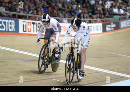 Coupe du Monde de Cyclisme sur piste, Centre National de cyclisme, Manchester, Royaume-Uni. 2 novembre 2013. Becky James (GBR) perd sa première demi-finale sprint à Kristina Vogel Crédit : Neville Styles/Alamy Live News Banque D'Images