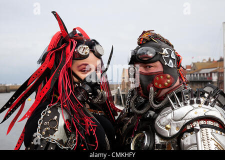 Couple Lisa Rocknall, 39 ans, et Stuart Winfield, 43 ans, de Manchester, au plus grand week-end Goth & alternative du Royaume-Uni.Whitby.Les fans de Goths, de romantiques et de macabre au Whitby Goth Weekend.Ainsi que Goths, il ya des Punks, Steampunks, EMO, Bikers,Metallers et toutes sortes de personnages étranges et merveilleux, la Steam Punk Halloween Special a été fondée par JO Hampshire en 1994, cet événement deux fois par an qui a maintenant lieu au printemps et à la fin de l'automne.Crédit : MediaWorldImages/Alamy Live News Banque D'Images