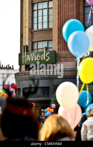 Londres, Royaume-Uni. 2 nov., 2013. 2013 Parade de Noël Harrods Crédit : Marcin Libera/Alamy Live News Banque D'Images