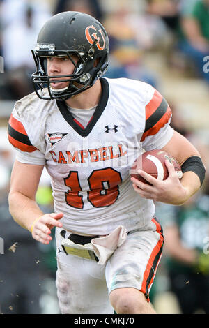 Deland, en Floride, USA. 2 nov., 2013. Campbell quarterback Brian Hudson (18) pendant la seconde moitié NCAA Football action de jeu entre les combats de chameaux et Campbell Stetson de chapeliers. Campbell défait Stetson 19-18 au stade Martin Spec dans DeLand, en Floride. Credit : csm/Alamy Live News Banque D'Images