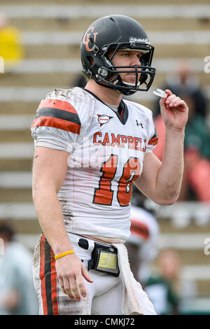 Deland, en Floride, USA. 2 nov., 2013. Campbell quarterback Brian Hudson (18) au cours de premier semestre NCAA Football action de jeu entre les combats de chameaux et Campbell Stetson Chapeliers au Spec Martin Stadium à DeLand, Floride. Credit : csm/Alamy Live News Banque D'Images