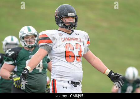 Deland, en Floride, USA. 2 nov., 2013. Campbell juge de ligne offensive Laurin O'Briant (63) pendant la seconde moitié NCAA Football action de jeu entre les combats de chameaux et Campbell Stetson de chapeliers. Campbell défait Stetson 19-18 au stade Martin Spec dans DeLand, en Floride. Credit : csm/Alamy Live News Banque D'Images