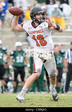 Deland, en Floride, USA. 2 nov., 2013. Campbell quarterback Brian Hudson (18) pendant la seconde moitié NCAA Football action de jeu entre les combats de chameaux et Campbell Stetson de chapeliers. Campbell défait Stetson 19-18 au stade Martin Spec dans DeLand, en Floride. Credit : csm/Alamy Live News Banque D'Images