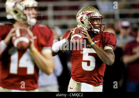 Tallahasee, Florida, USA. 2 nov., 2013. Vous VRAGOVIC | fois.Florida State Seminoles quarterback Jameis Winston (5) se réchauffe avant le match entre la Florida State Seminoles et l'Université de Miami les ouragans à Doak Campbell Stadium à Tallahassee, en Floride, le samedi, Novembre 2, 2013. © Vous Vragovic/Tampa Bay Times/ZUMAPRESS.com/Alamy Live News Banque D'Images