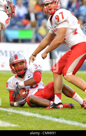 San Diego, CA, USA. 2 nov., 2013. New Mexico Lobos arrière défensif Brandon (36) downs le bal à l'Aztec 1/2 cour ligne. New Mexico Lobos long snapper Steven Romero (97) tente d'obtenir l'approbation refs. Les Aztèques mènent les Lobos 14-7 à la demie. Credit : csm/Alamy Live News Banque D'Images