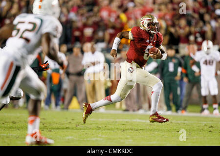 Tallahasee, Florida, USA. 2 nov., 2013. Vous VRAGOVIC | fois.Florida State Seminoles quarterback Jameis Winston (5) brouille pour une première au premier trimestre du jeu entre la Florida State Seminoles et l'Université de Miami les ouragans à Doak Campbell Stadium à Tallahassee, en Floride, le samedi, Novembre 2, 2013. © Vous Vragovic/Tampa Bay Times/ZUMAPRESS.com/Alamy Live News Banque D'Images