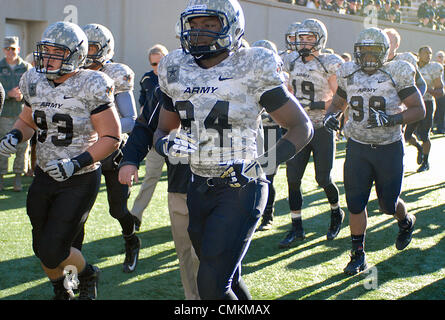 Colorado Springs, Colorado, États-Unis. 2 nov., 2013. Les Black Knights de l'armée avant un match de l'académie militaire entre l'armée et les Black Knights l'Air Force Academy Falcon Falcon au Stadium, U.S. Air Force Academy, Colorado Springs, Colorado. Air Force Armée défaites 42-28 Crédit : csm/Alamy Live News Banque D'Images