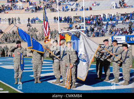 Colorado Springs, Colorado, États-Unis. 2 nov., 2013. La garde militaire avant d'une académie militaire, entre l'armée et les Black Knights l'Air Force Academy Falcon Falcon au Stadium, U.S. Air Force Academy, Colorado Springs, Colorado. Air Force Armée défaites 42-28 Crédit : csm/Alamy Live News Banque D'Images