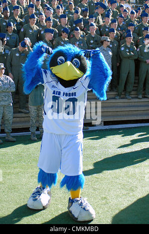 Colorado Springs, Colorado, États-Unis. 2 nov., 2013. Mascotte de l'Armée de l'air, l'oiseau, au cours de l'académie militaire, entre l'armée et les Black Knights l'Air Force Academy Falcon Falcon au Stadium, U.S. Air Force Academy, Colorado Springs, Colorado. Air Force Armée défaites 42-28 Crédit : csm/Alamy Live News Banque D'Images