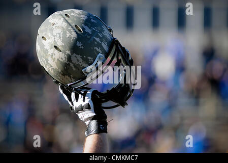 Colorado Springs, Colorado, États-Unis. 2 nov., 2013. Au cours d'un casque de l'armée de l'académie militaire, entre l'armée et les Black Knights l'Air Force Academy Falcon Falcon au Stadium, U.S. Air Force Academy, Colorado Springs, Colorado. Air Force Armée défaites 42-28 Crédit : csm/Alamy Live News Banque D'Images