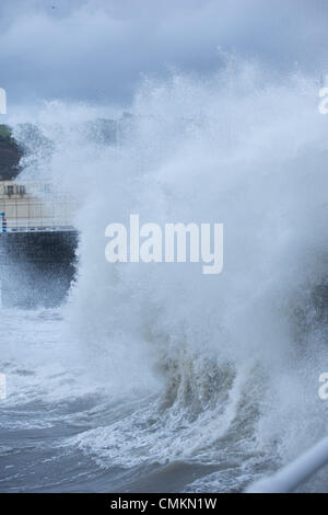 Aberystwyth, Pays de Galles, Royaume-Uni. 29Th sep 2013. La tempête qui a frappé le front de Aberystwyth le samedi soir a continué à la promenade au lever du jour, le dimanche.La côte ouest du pays de Galles a été parmi les plus durement touchés que de nouveau le vent a balayé le sud du Royaume-Uni, le Crédit : atgof.co/Alamy Live News