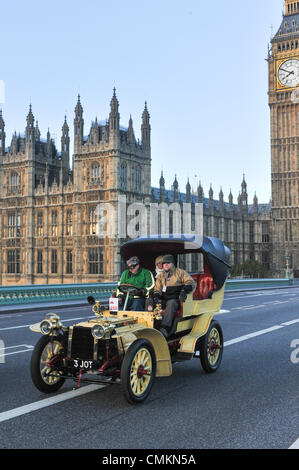 Westminster, London, UK. 3 novembre 2013. Vintage cars race grâce à Westminster dans la course annuelle de Londres à Brighton. Crédit : Matthieu Chattle/Alamy Live News Banque D'Images