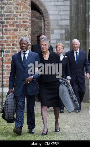 Delft, Pays-Bas, pour le Mémorial du Prince Friso. 09Th Nov, 2013. L'ancien secrétaire général des Nations Unies Kofi Annan et sa femme Nane Lagergren Maria arrivent à la Vieille Église de Delft, aux Pays-Bas, pour le Mémorial du Prince Friso, 02 novembre 2013. Le Prince Friso a subi de graves dommages au cerveau en février 2012 après l'accident de ski dans la station de ski de Lech. Il mourut âgé de 44 ans le 12 août 2013. Photo : Albert Nieboer //dpa/Alamy Live News Banque D'Images