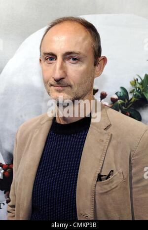 Cologne, Allemagne. 09Th Nov, 2013. La réalisatrice française et sreenplay auteur Guillaume Nicloux arrive pour la première du film 'Die Nonne' ('La nun') à Cologne, Allemagne, 02 novembre 2013. Photo : Horst Galuschka/dpa/Alamy Live News Banque D'Images