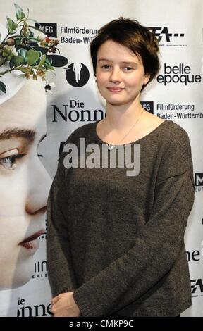 Cologne, Allemagne. 09Th Nov, 2013. L'actrice belge Pauline Etienne arrive pour la première du film 'Die Nonne' ('La nun') à Cologne, Allemagne, 02 novembre 2013. Photo : Horst Galuschka/dpa/Alamy Live News Banque D'Images