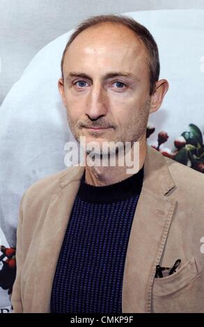 Cologne, Allemagne. 09Th Nov, 2013. La réalisatrice française et sreenplay auteur Guillaume Nicloux arrive pour la première du film 'Die Nonne' ('La nun') à Cologne, Allemagne, 02 novembre 2013. Photo : Horst Galuschka/dpa/Alamy Live News Banque D'Images