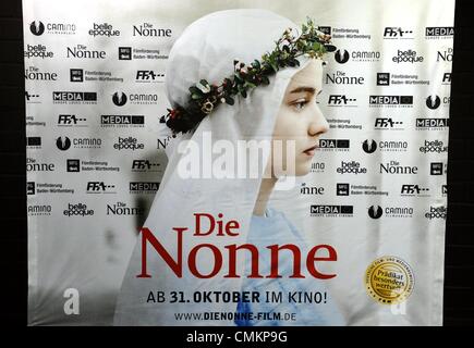 Cologne, Allemagne. 09Th Nov, 2013. Le film officiel affiche du film 'Die Nonne' ('La nun') vu au cours de sa première en Cologne, Allemagne, 02 novembre 2013. Photo : Horst Galuschka/dpa/Alamy Live News Banque D'Images