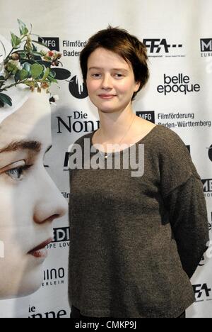 Cologne, Allemagne. 09Th Nov, 2013. L'actrice belge Pauline Etienne arrive pour la première du film 'Die Nonne' ('La nun') à Cologne, Allemagne, 02 novembre 2013. Photo : Horst Galuschka/dpa/Alamy Live News Banque D'Images