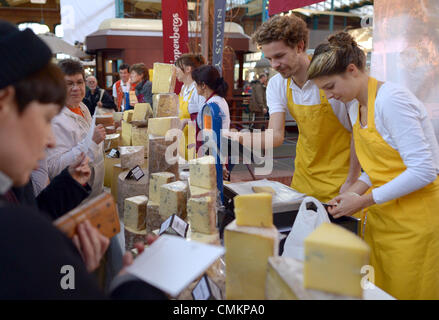 Berlin, Allemagne. 06Th Nov, 2013. Divers fromages sont sur l'affichage à la foire aux fromages Fromage 'Berlin' Markthalle Neun à Berlin, Allemagne, 03 novembre 2013. Les organisateurs souhaitent attirer l'attention sur le fait que de nombreux fromages et les connaissances à propos de leur production sont en voie de disparition. Photo : RAINER JENSEN/dpa/Alamy Live News Banque D'Images