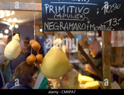Berlin, Allemagne. 06Th Nov, 2013. Divers fromages sont sur l'affichage à la foire aux fromages Fromage 'Berlin' Markthalle Neun à Berlin, Allemagne, 03 novembre 2013. Les organisateurs souhaitent attirer l'attention sur le fait que de nombreux fromages et les connaissances à propos de leur production sont en voie de disparition. Photo : RAINER JENSEN/dpa/Alamy Live News Banque D'Images