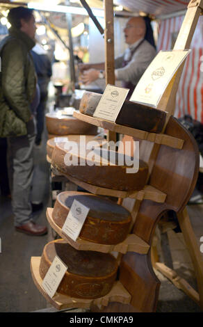 Berlin, Allemagne. 06Th Nov, 2013. Divers fromages sont sur l'affichage à la foire aux fromages Fromage 'Berlin' Markthalle Neun à Berlin, Allemagne, 03 novembre 2013. Les organisateurs souhaitent attirer l'attention sur le fait que de nombreux fromages et les connaissances à propos de leur production sont en voie de disparition. Photo : RAINER JENSEN/dpa/Alamy Live News Banque D'Images