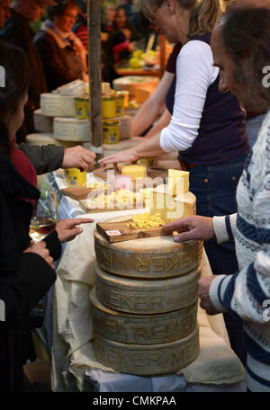 Berlin, Allemagne. 06Th Nov, 2013. Divers fromages sont sur l'affichage à la foire aux fromages Fromage 'Berlin' Markthalle Neun à Berlin, Allemagne, 03 novembre 2013. Les organisateurs souhaitent attirer l'attention sur le fait que de nombreux fromages et les connaissances à propos de leur production sont en voie de disparition. Photo : RAINER JENSEN/dpa/Alamy Live News Banque D'Images