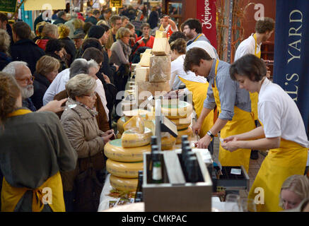 Berlin, Allemagne. 06Th Nov, 2013. Divers fromages sont sur l'affichage à la foire aux fromages Fromage 'Berlin' Markthalle Neun à Berlin, Allemagne, 03 novembre 2013. Les organisateurs souhaitent attirer l'attention sur le fait que de nombreux fromages et les connaissances à propos de leur production sont en voie de disparition. Photo : RAINER JENSEN/dpa/Alamy Live News Banque D'Images